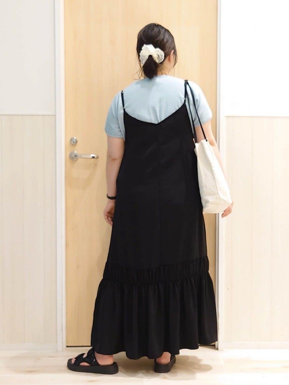 ブラック系のワンピース、ブルー系のTシャツ/カットソー、ブラック系のサンダルを着用したレディースの夏コーディネートの3枚目の写真