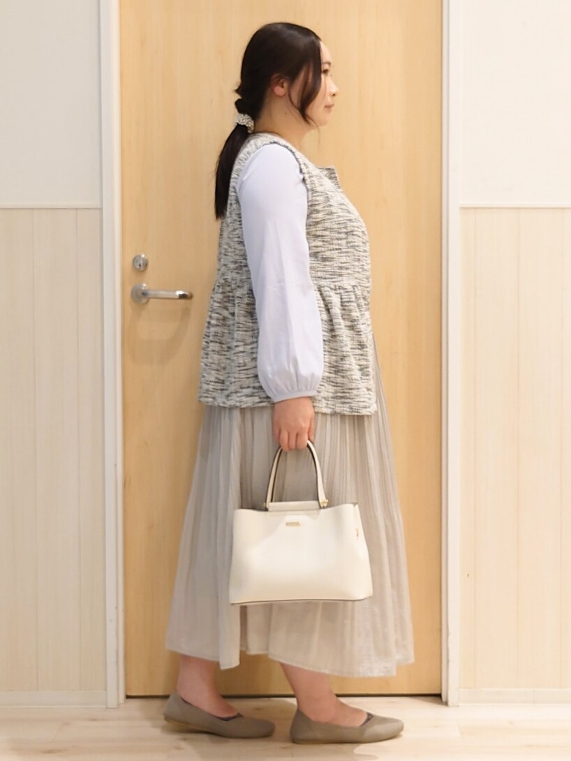 「大人ファッション、スカートスタイル、大人コーデ、キレイめ、大人かわいい、淡色コーデ、お仕事コーデ、セレモニー、入学式、プリーツスカート、ジレ、ブラウス、アラフォー」｜「DRESKIPのカットツイードペプラムジレ（ベスト、ホワイト系）」を使った、みみさん（レディース・158cm）の冬コーディネートの2枚目の写真