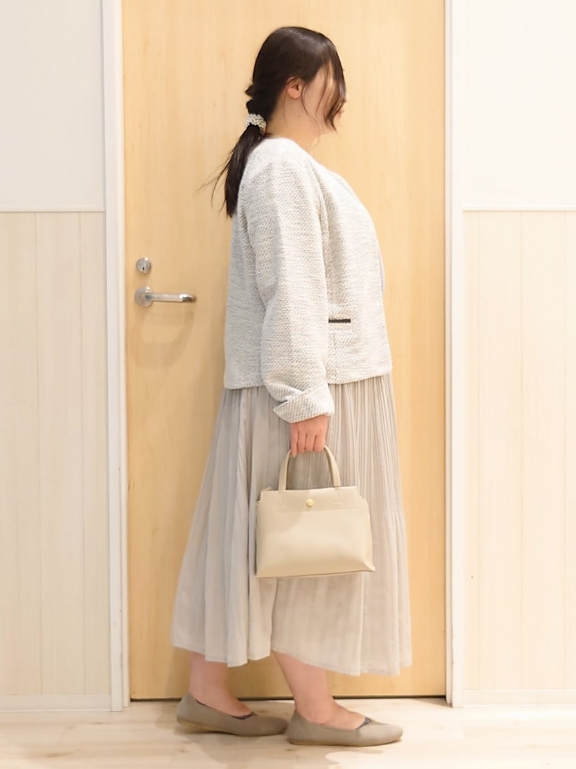 「春服コーデ、春服、大人ファッション、トレンド、オトナカワイイ、オトナ女子、大人コーデ、レディースファッション、スカートコーデ、ホワイトコーデ、春、セレモニー、入学式、150cm台コーデ」｜「SHOO・LA・RUEの【S-3L】セレモニーからデイリーにも 軽くて柔らかくて着心地の良い カットツイードジャケット（ノーカラージャケット、ホワイト系）」を使った、みみさん（レディース・158cm）の冬コーディネートの2枚目の写真