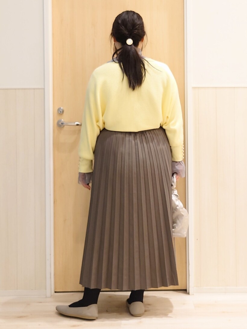 「レイヤードスタイル、タートルネック、シンプルスタイル、ゆるコーデ、大人カジュアルコーデ、大人かわいい、キレイめコーデ、春先取り、シンプル・ベーシック、オトナ女子、オトナカワイイ、カラーコーデ、プリーツスカート、カラーニット、プチプラコーデ」｜「DRESKIPの【洗える】大人の上品コーデに お袖ビジュー釦付きリブドルマンニット（ニット/セーター、イエロー系）」を使った、みみさん（レディース・158cm）の冬コーディネートの3枚目の写真