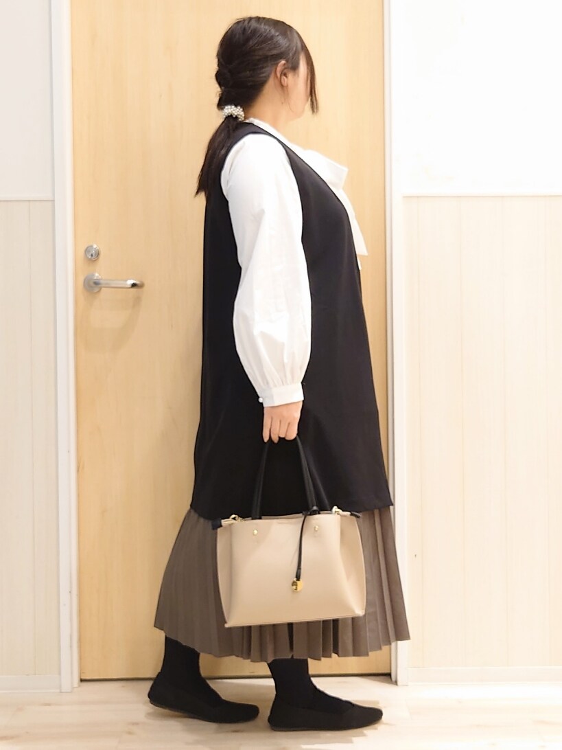 「レイヤードスタイル、春服、スカートコーデ、大人女子、春、大人コーデ、セレモニー、プリーツスカート、ジレ、ジレジャケット、春コーデ、ブラウス、きれいめコーディネート、キレイめ」｜「SHOO・LA・RUEの【洗える/S-3L/セットアップ可】セレモニーや通勤にも カットジョーゼット ジレ（ベスト、ブラック系）」を使った、みみさん（レディース・158cm）の冬コーディネートの2枚目の写真