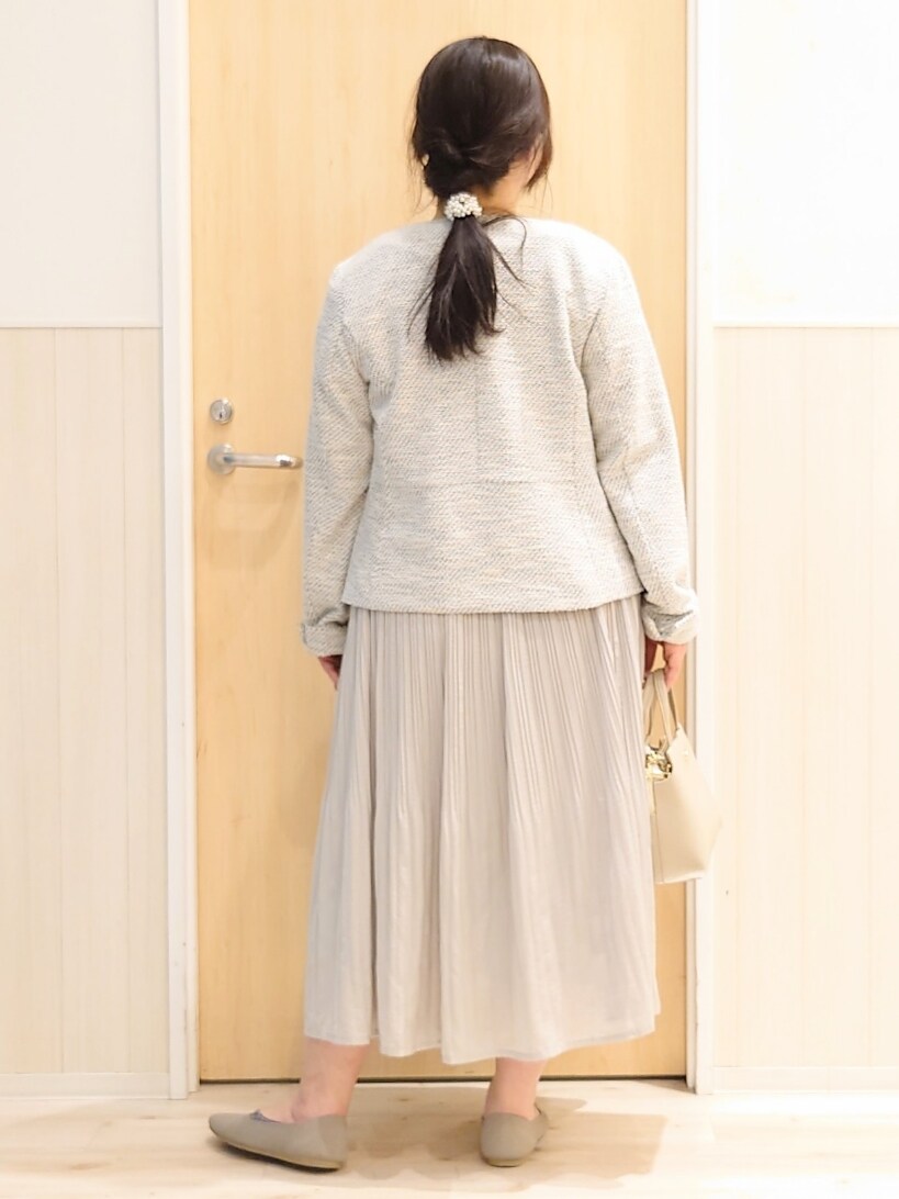 「春服コーデ、春服、大人ファッション、トレンド、オトナカワイイ、オトナ女子、大人コーデ、レディースファッション、スカートコーデ、ホワイトコーデ、春、セレモニー、入学式、150cm台コーデ」｜「SHOO・LA・RUEの【S-3L】セレモニーからデイリーにも 軽くて柔らかくて着心地の良い カットツイードジャケット（ノーカラージャケット、ホワイト系）」を使った、みみさん（レディース・158cm）の冬コーディネートの3枚目の写真