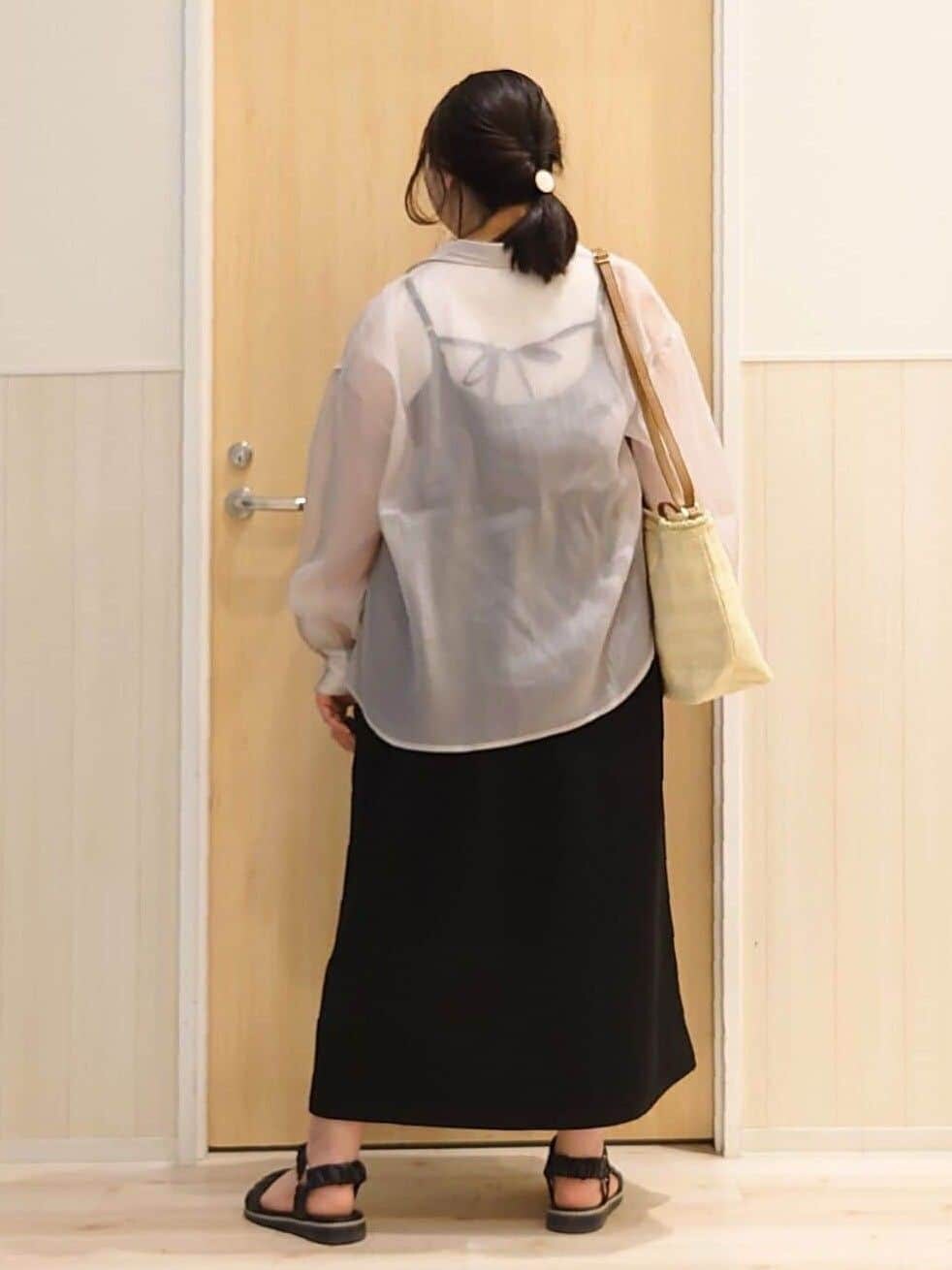 グレー系のシャツ/ブラウス、ブラック系のワンピース、ホワイト系のタンクトップを着用したレディースの夏コーディネートの3枚目の写真