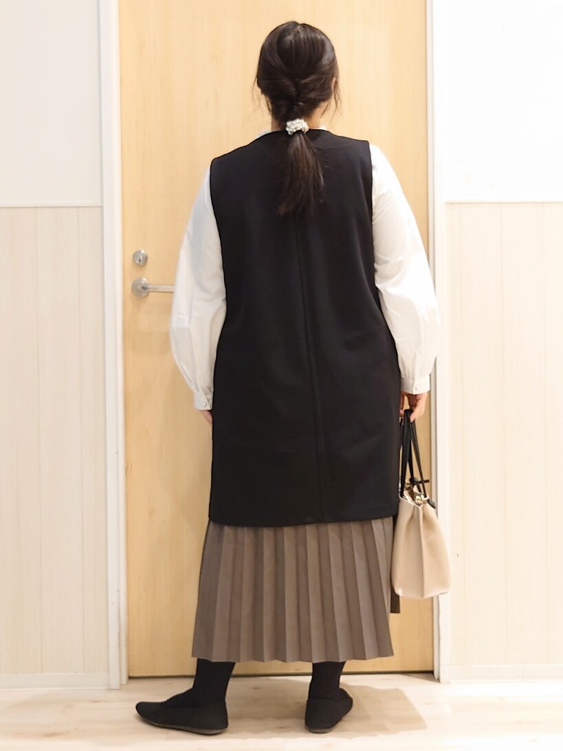 「レイヤードスタイル、春服、スカートコーデ、大人女子、春、大人コーデ、セレモニー、プリーツスカート、ジレ、ジレジャケット、春コーデ、ブラウス、きれいめコーディネート、キレイめ」｜「SHOO・LA・RUEの【洗える/S-3L/セットアップ可】セレモニーや通勤にも カットジョーゼット ジレ（ベスト、ブラック系）」を使った、みみさん（レディース・158cm）の冬コーディネートの3枚目の写真