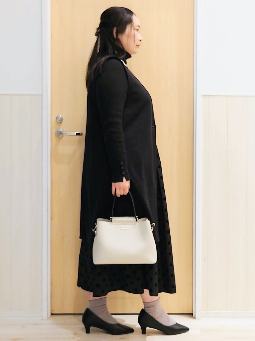 「オトナカワイイ、大人コーデ、お出かけコーデ、きれいめコーディネート、シンプルスタイル、大人かわいい、トレンド、シューラルー、シンプル、40代ファッション、ジレ、ジレスタイル、スカート、スカートスタイル」｜「SHOO・LA・RUEの【洗える/S-3L/セットアップ可】セレモニーや通勤にも カットジョーゼット ジレ（ベスト、ブラック系）」を使った、みみさん（レディース・158cm）の冬コーディネートの2枚目の写真