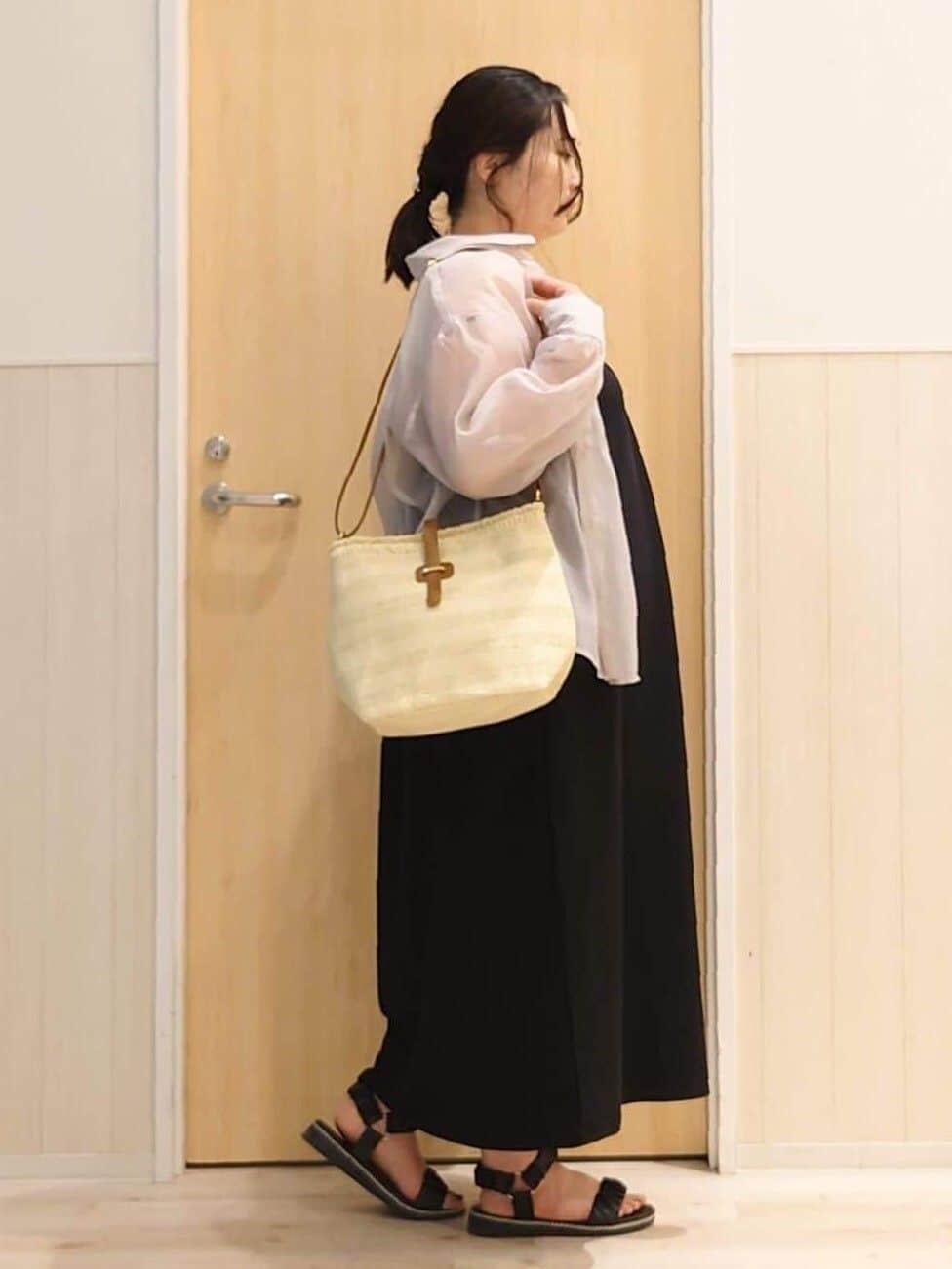 グレー系のシャツ/ブラウス、ブラック系のワンピース、ホワイト系のタンクトップを着用したレディースの夏コーディネートの2枚目の写真