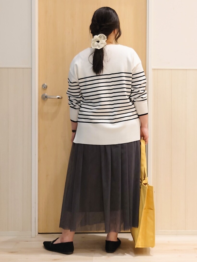 「休日スタイル、シンプルスタイル、お出かけコーデ、大人ファッション、スカートスタイル、大人コーデ、キレイめ、大人かわいい、ゆるコーデ、お出かけスタイル、カジュアルスタイル、ボーダー、アラフォー、チュールスカート、ニット」｜「DRESKIPの【洗える/S-LL】お顔周りすっきり 優しい肌触りのVネックニット（ニット/セーター、ホワイト系）」を使った、みみさん（レディース・158cm）の冬コーディネートの3枚目の写真