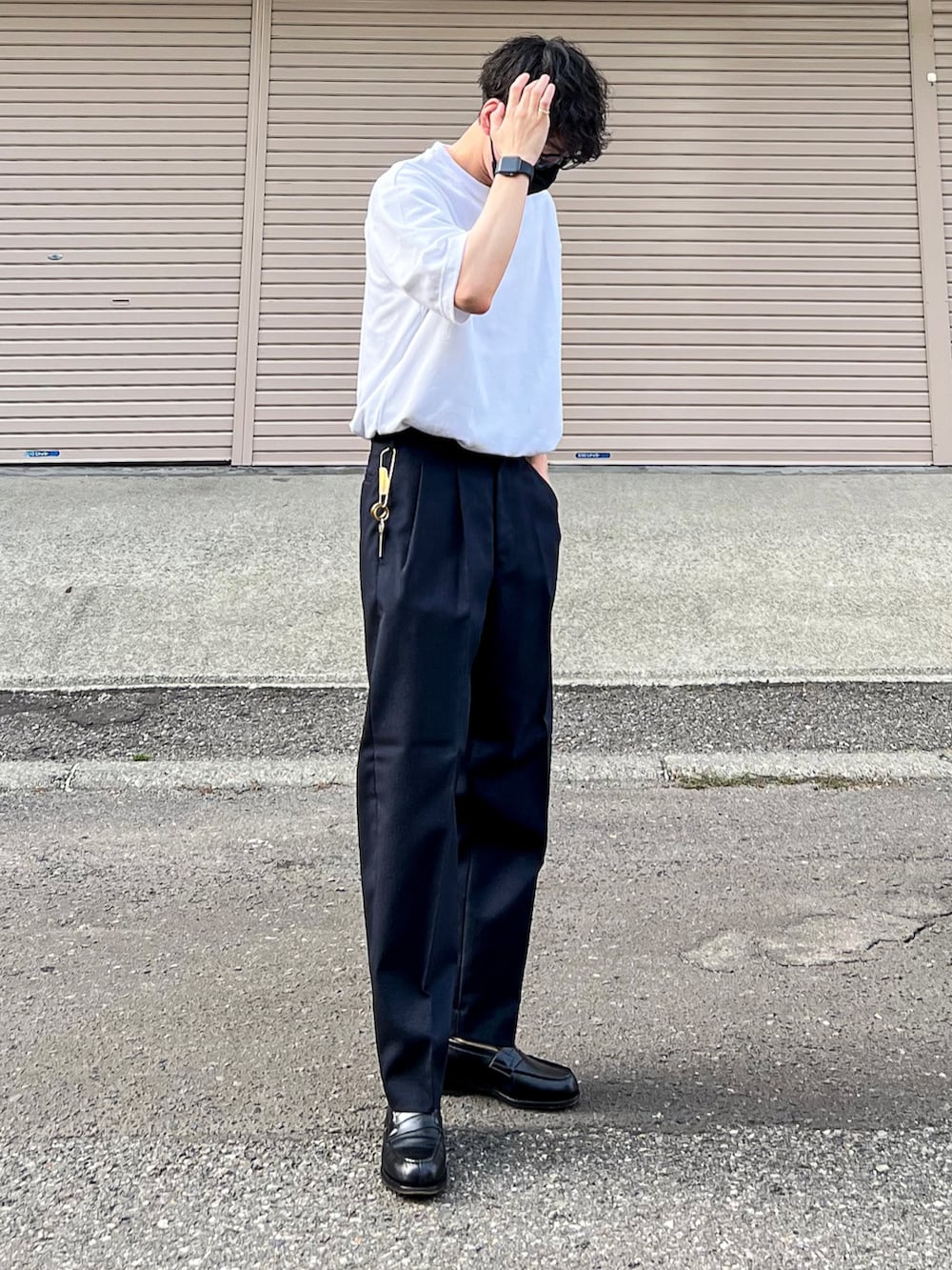 ホワイト系のTシャツ/カットソー、ブルー系のパンツ、ブラック系のローファーを着用したメンズの夏コーディネートの2枚目の写真