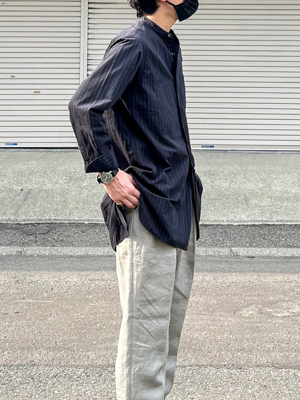 ブラック系のシャツ/ブラウス、グレー系のパンツ、ブラック系のローファーを着用したメンズの夏コーディネートの2枚目の写真