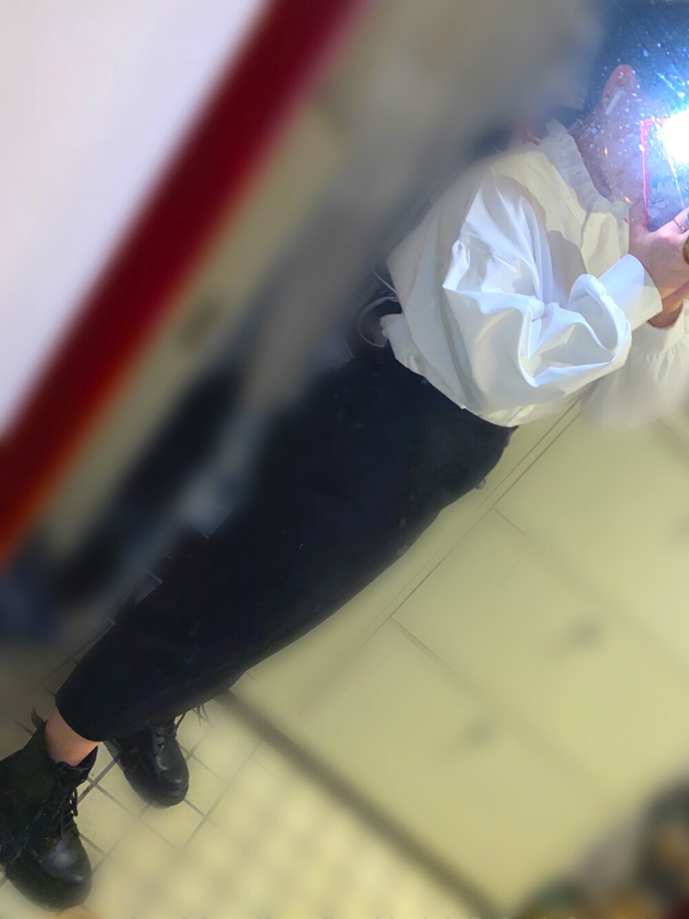 ブラック系のスカート、ブラック系のブーティを着用したレディースの冬コーディネートの2枚目の写真