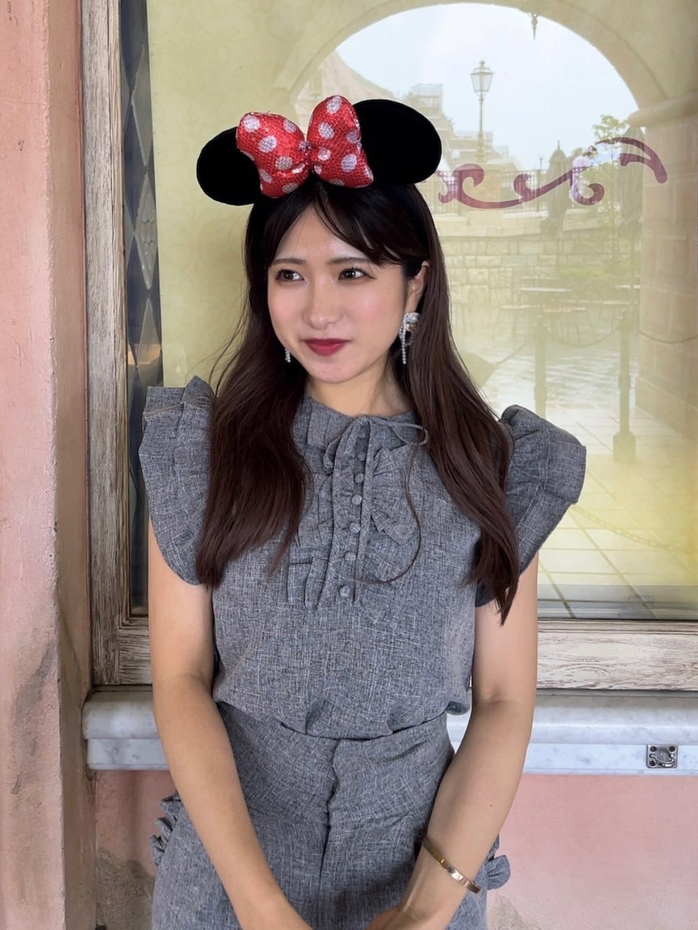 グレー系のシャツ/ブラウス、ブラック系のハンドバッグ、グレー系のその他パンツを着用したレディースの春コーディネートの2枚目の写真