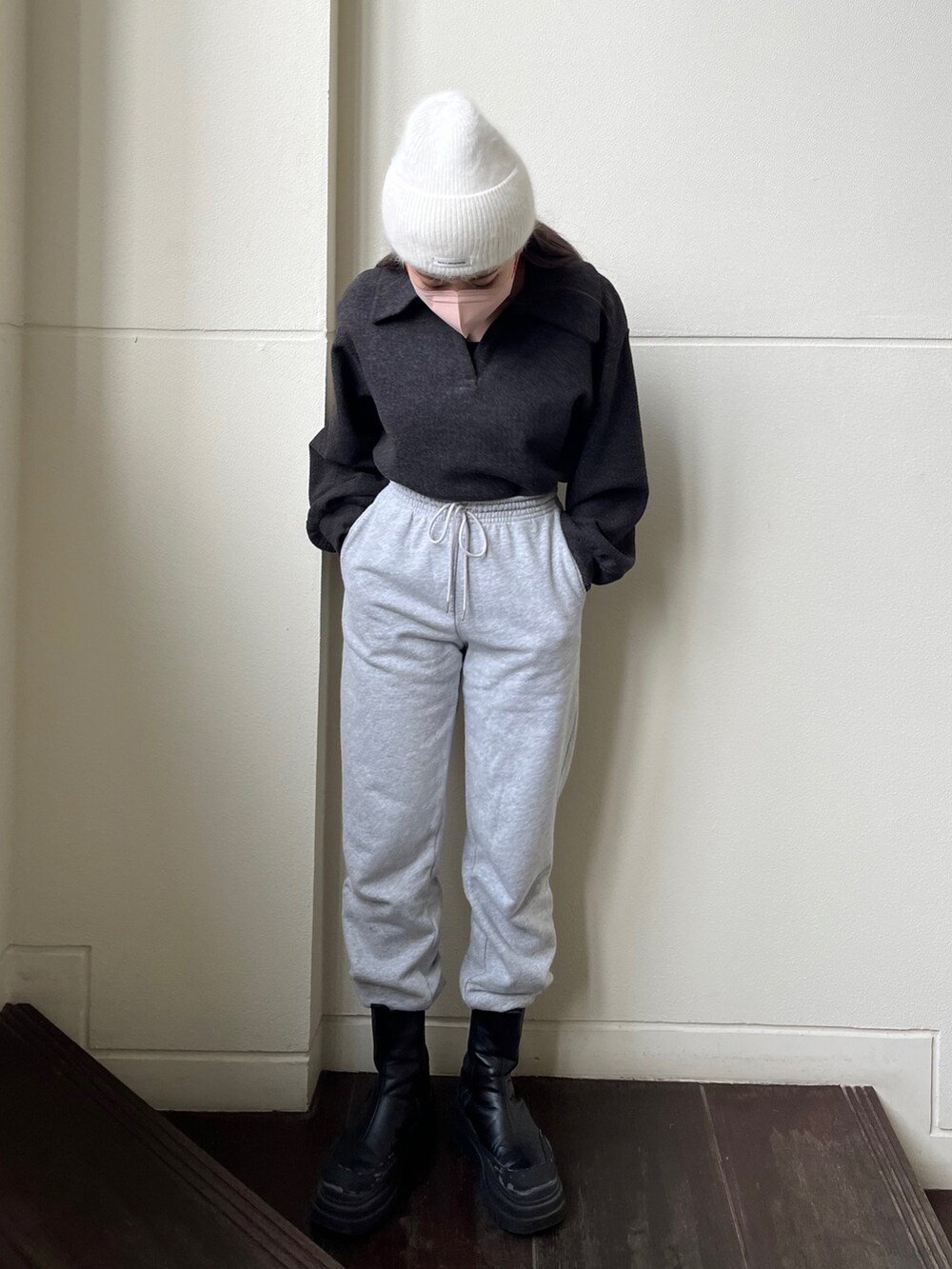 グレー系のTシャツ/カットソー、グレー系のスウェットパンツ、ブラック系のブーツを着用したレディースの冬コーディネートの2枚目の写真
