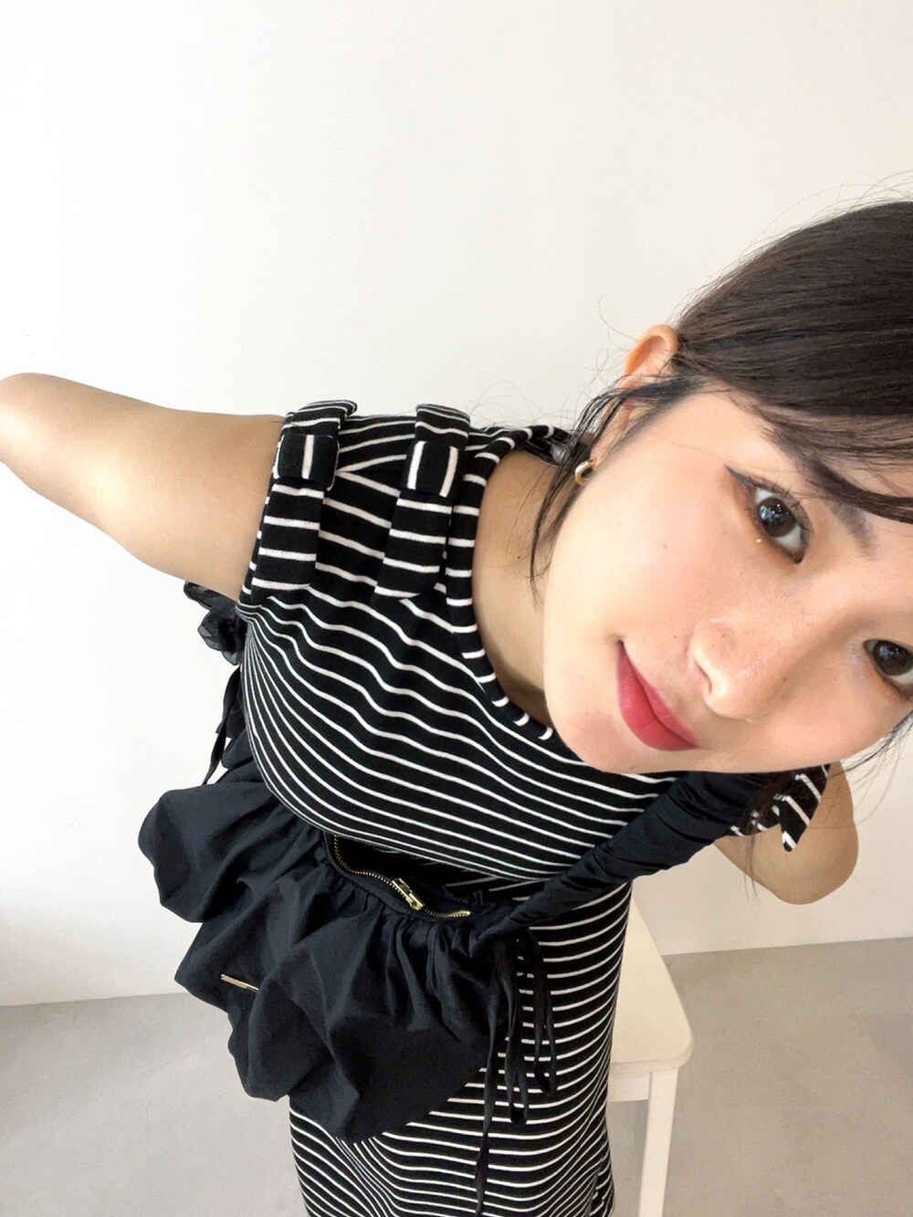 ブラック系のショルダーバッグ、ブラック系のワンピースを着用したレディースの夏コーディネートの2枚目の写真