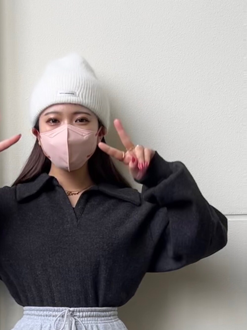 グレー系のTシャツ/カットソー、グレー系のスウェットパンツ、ブラック系のブーツを着用したレディースの冬コーディネートの3枚目の写真