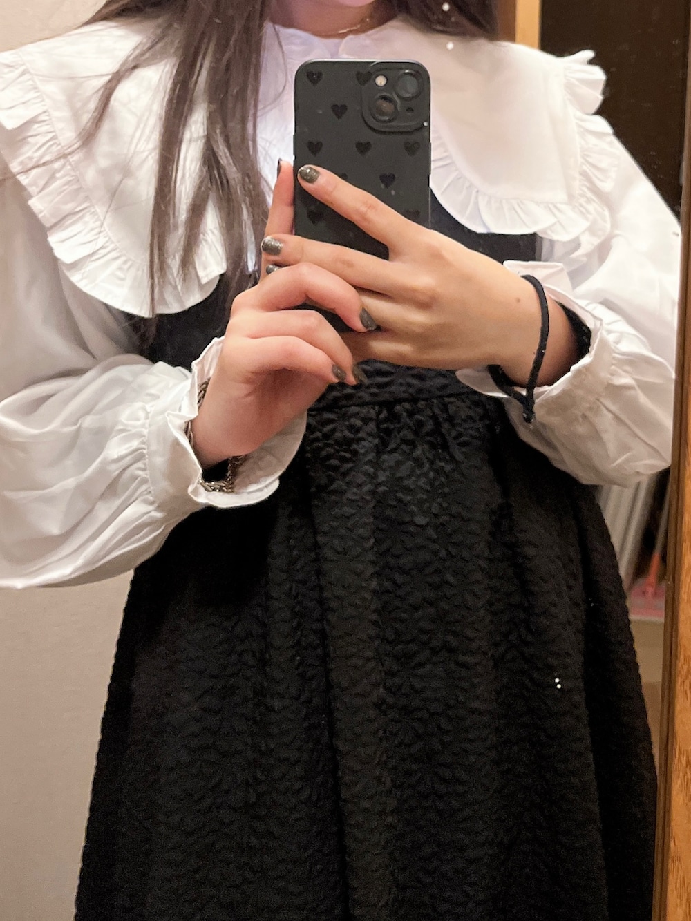 ブラウン系のその他アウター、ブラック系のワンピース、ブラック系のブーツを着用したレディースの冬コーディネートの2枚目の写真