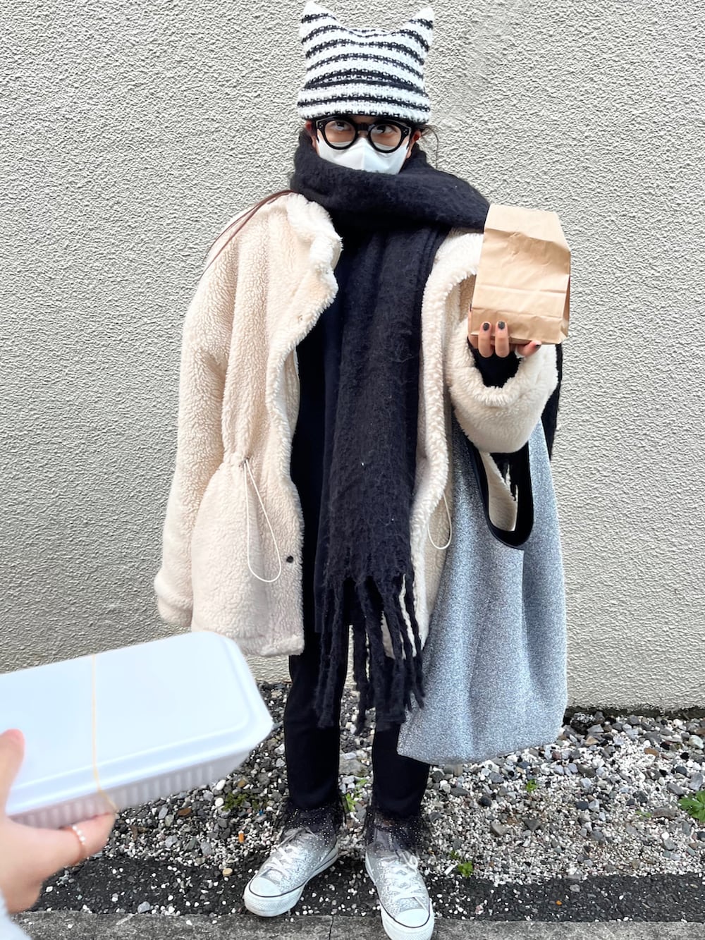 シルバー系のトートバッグ、ブラック系のその他パンツ、シルバー系のスニーカーを着用したレディースの冬コーディネートの2枚目の写真