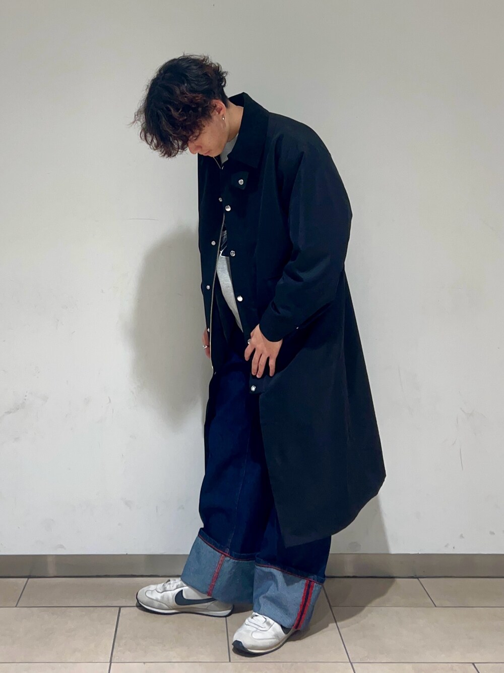 ブラック系のその他アウター、その他のスウェット、ブルー系のデニムパンツを着用したメンズの冬コーディネートの2枚目の写真