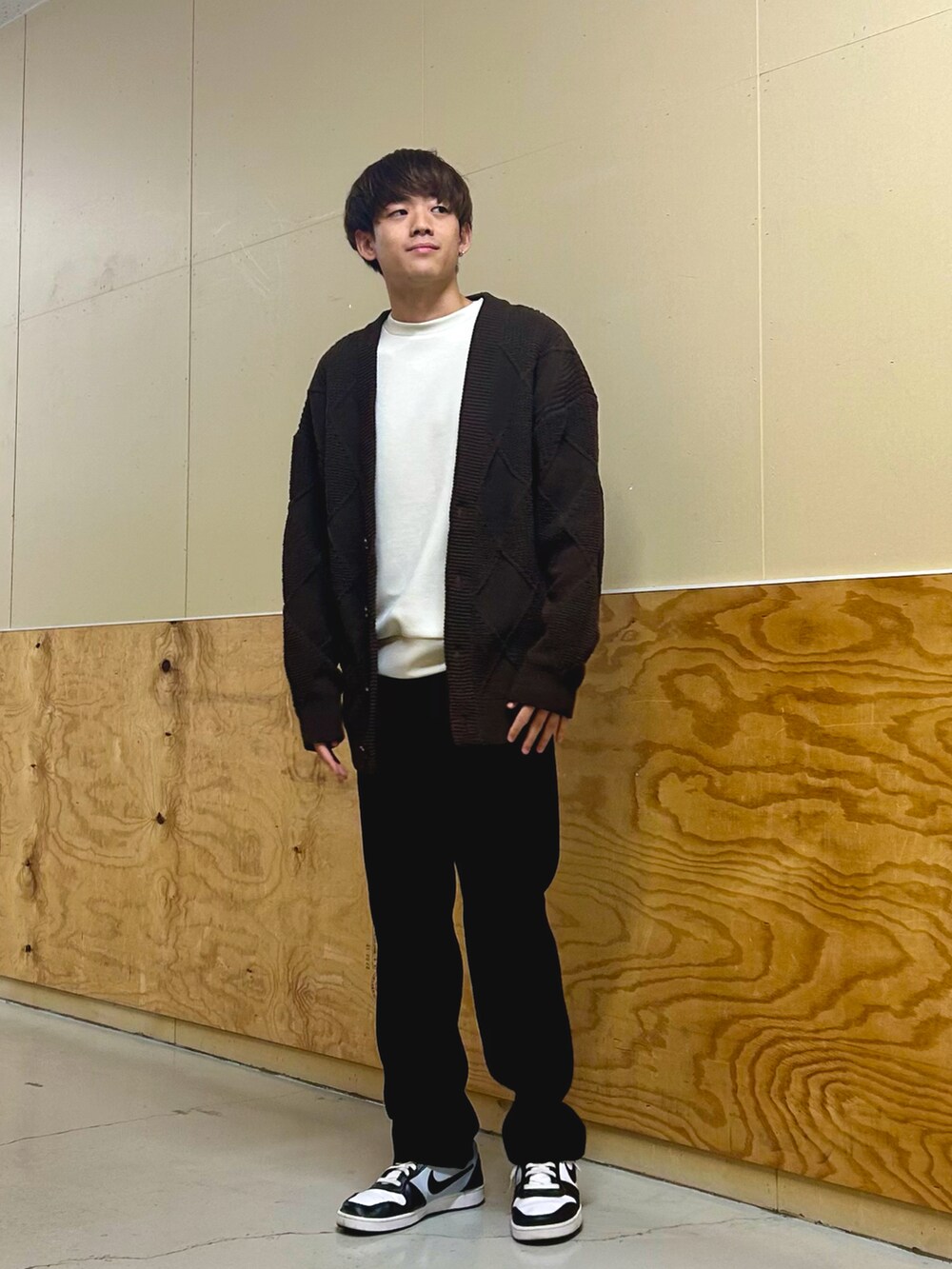 ブラウン系のカーディガン/ボレロ、ホワイト系のTシャツ/カットソー、ブラック系のその他パンツを着用したメンズの冬コーディネートの2枚目の写真