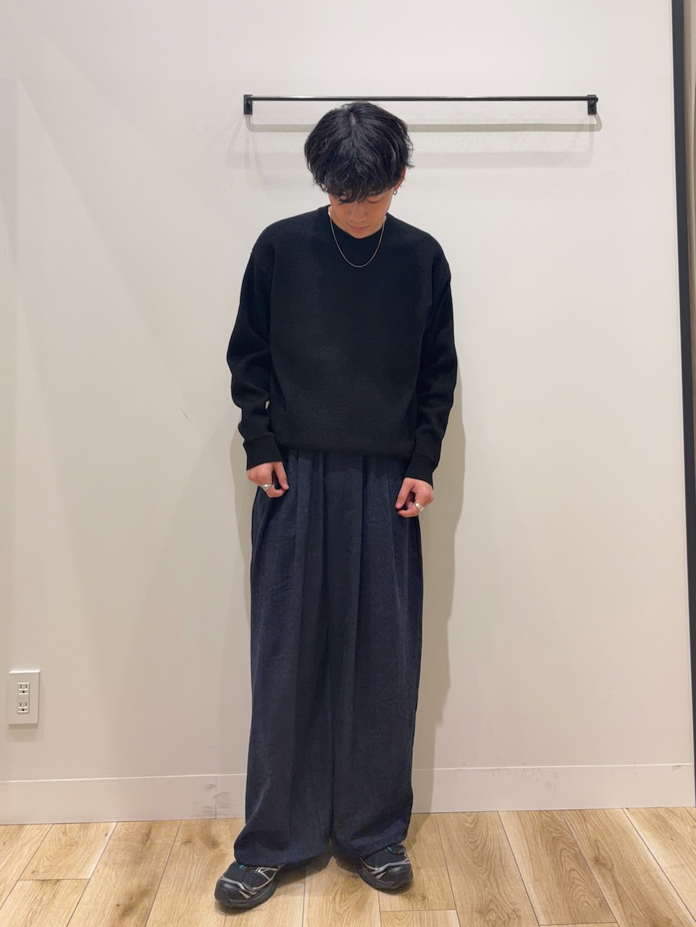 ブラック系のその他トップス、ブルー系のその他パンツ、ブラック系のスニーカーを着用したメンズの冬コーディネートの2枚目の写真