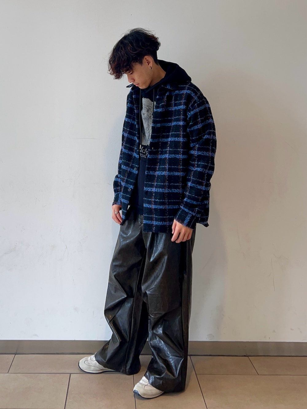 ブルー系のシャツ/ブラウス、ブラック系のスウェット、ブラック系のその他パンツを着用したメンズの冬コーディネートの3枚目の写真