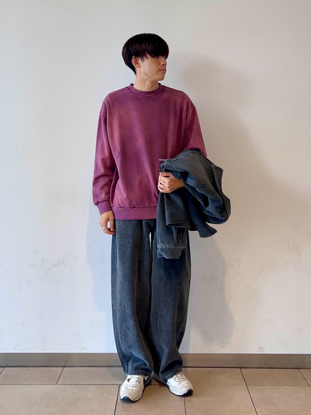 ブラック系のブルゾン、ピンク系のスウェット、ブラック系のその他パンツを着用したメンズの秋コーディネートの5枚目の写真