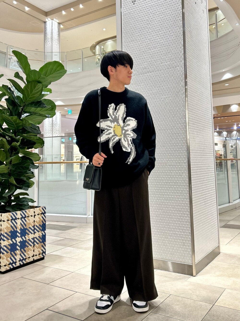 ベージュ系のブルゾン、ブラック系のニット/セーター、ブラウン系のその他パンツを着用したメンズの春コーディネートの4枚目の写真