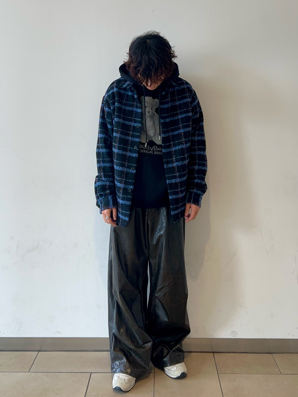 ブルー系のシャツ/ブラウス、ブラック系のスウェット、ブラック系のその他パンツを着用したメンズの冬コーディネートの2枚目の写真