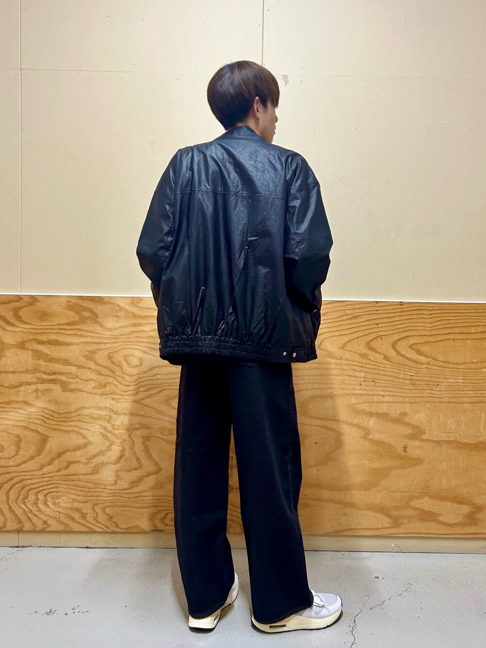 ブラック系のその他アウター、ブラック系のデニムパンツ、ブルー系のニット/セーターを着用したメンズの春コーディネートの3枚目の写真