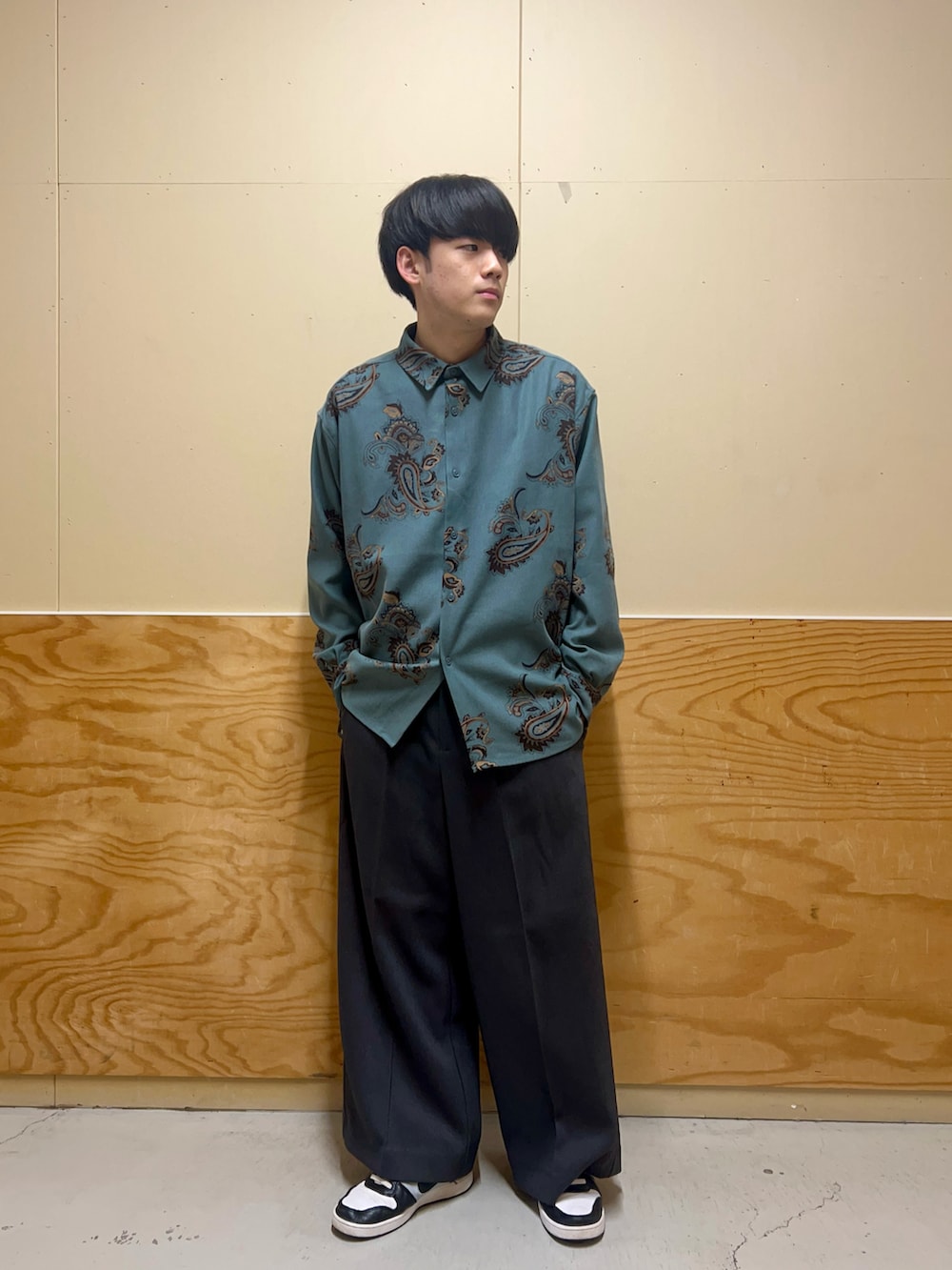 ブラック系のその他アウター、グレー系のその他パンツ、ブラック系のTシャツ/カットソーを着用したメンズの春コーディネートの3枚目の写真