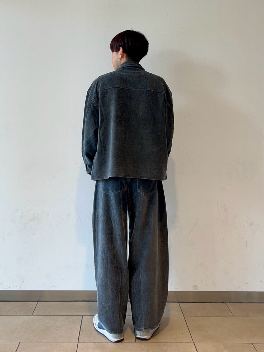 ブラック系のブルゾン、ピンク系のスウェット、ブラック系のその他パンツを着用したメンズの秋コーディネートの3枚目の写真