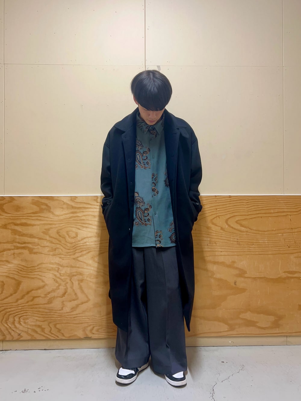 ブラック系のその他アウター、グレー系のその他パンツ、ブラック系のTシャツ/カットソーを着用したメンズの春コーディネートの2枚目の写真