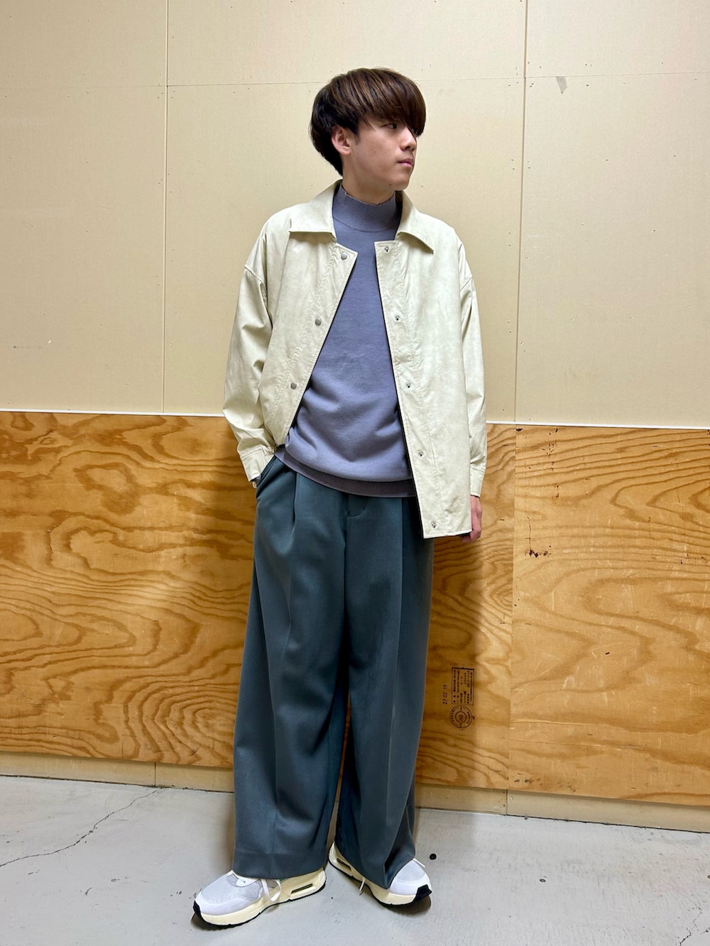 ホワイト系のその他アウター、ブルー系のニット/セーター、グレー系のその他パンツを着用したメンズの春コーディネートの3枚目の写真