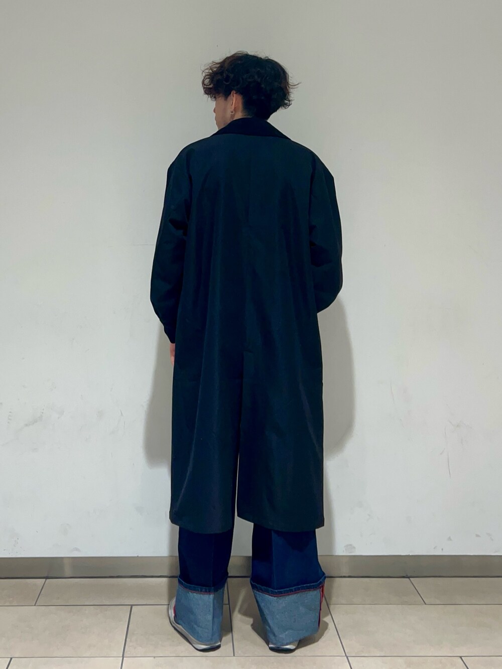 ブラック系のその他アウター、その他のスウェット、ブルー系のデニムパンツを着用したメンズの冬コーディネートの3枚目の写真