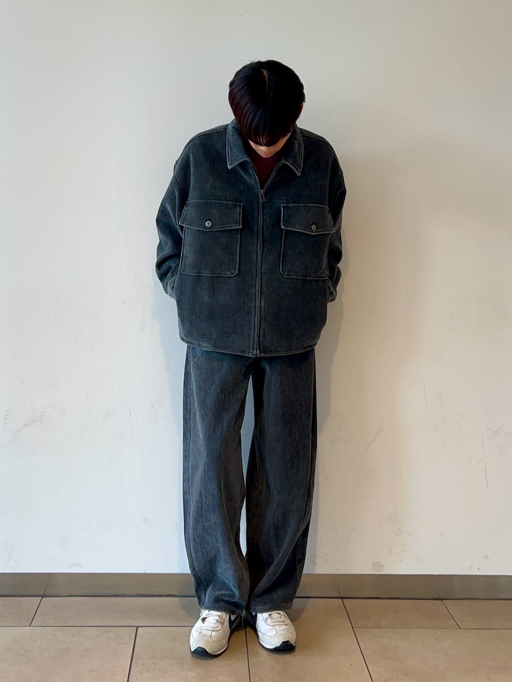 ブラック系のブルゾン、ピンク系のスウェット、ブラック系のその他パンツを着用したメンズの秋コーディネートの4枚目の写真