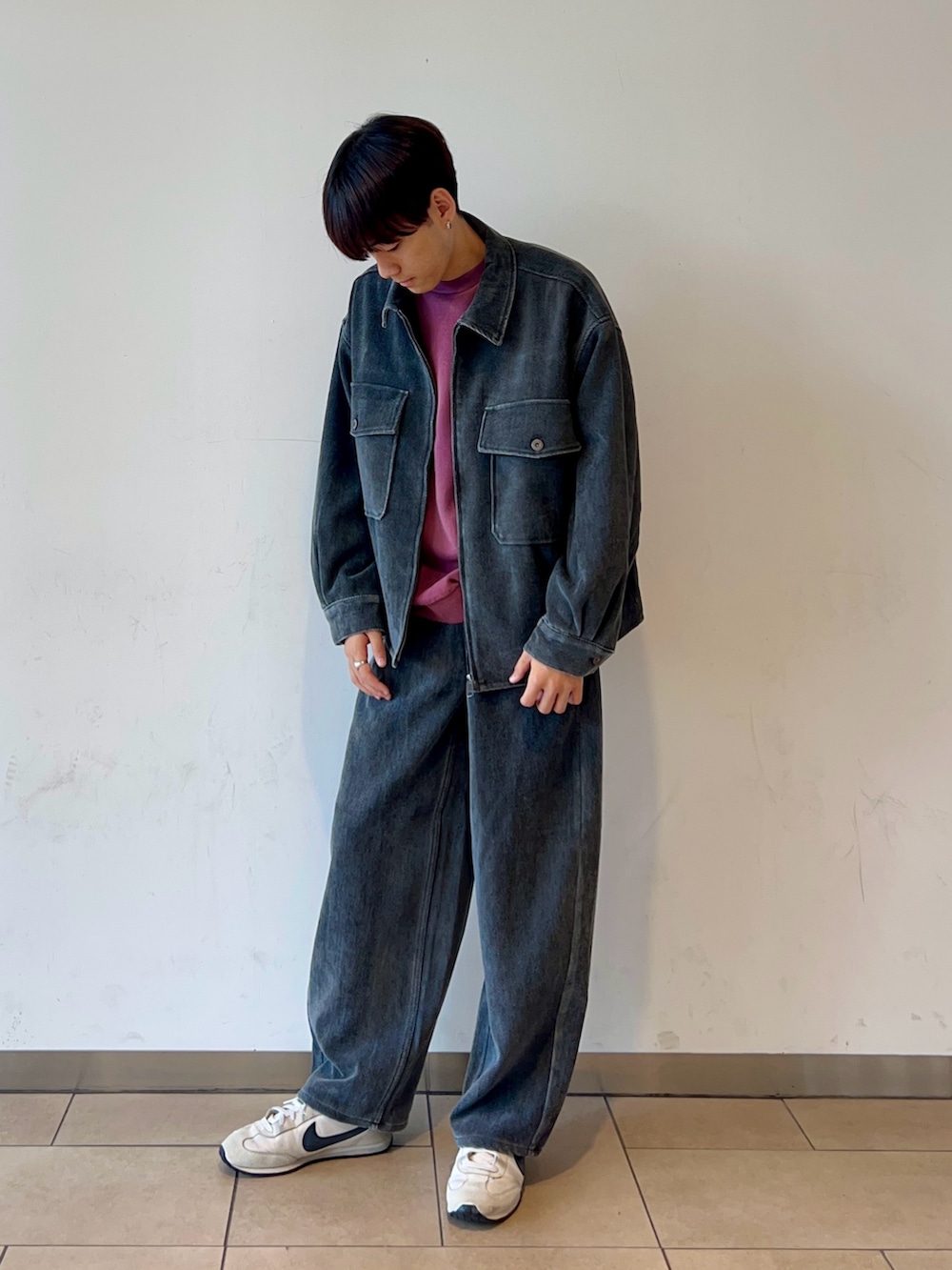 ブラック系のブルゾン、ピンク系のスウェット、ブラック系のその他パンツを着用したメンズの秋コーディネートの2枚目の写真