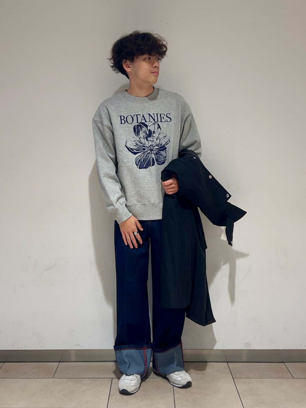 ブラック系のその他アウター、その他のスウェット、ブルー系のデニムパンツを着用したメンズの冬コーディネートの4枚目の写真