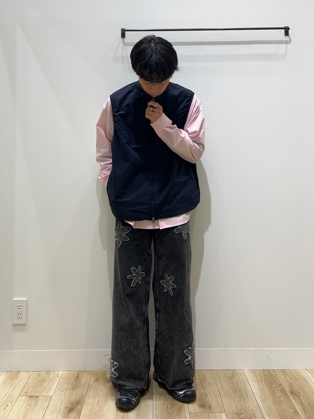 ブルー系のベスト、ピンク系のシャツ/ブラウス、ブラック系のデニムパンツを着用したメンズの春コーディネートの3枚目の写真