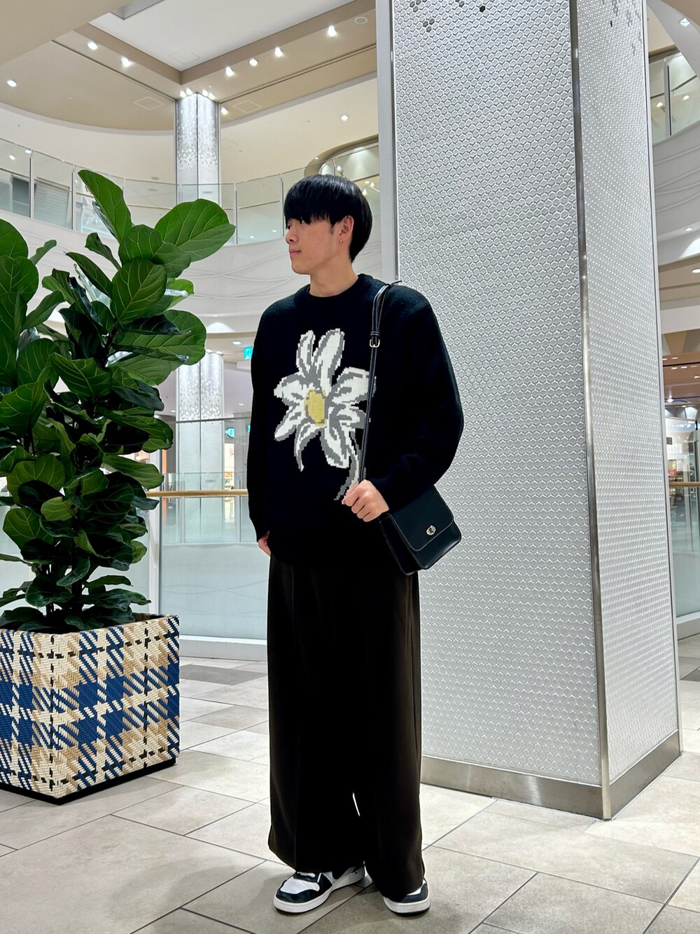 ベージュ系のブルゾン、ブラック系のニット/セーター、ブラウン系のその他パンツを着用したメンズの春コーディネートの3枚目の写真