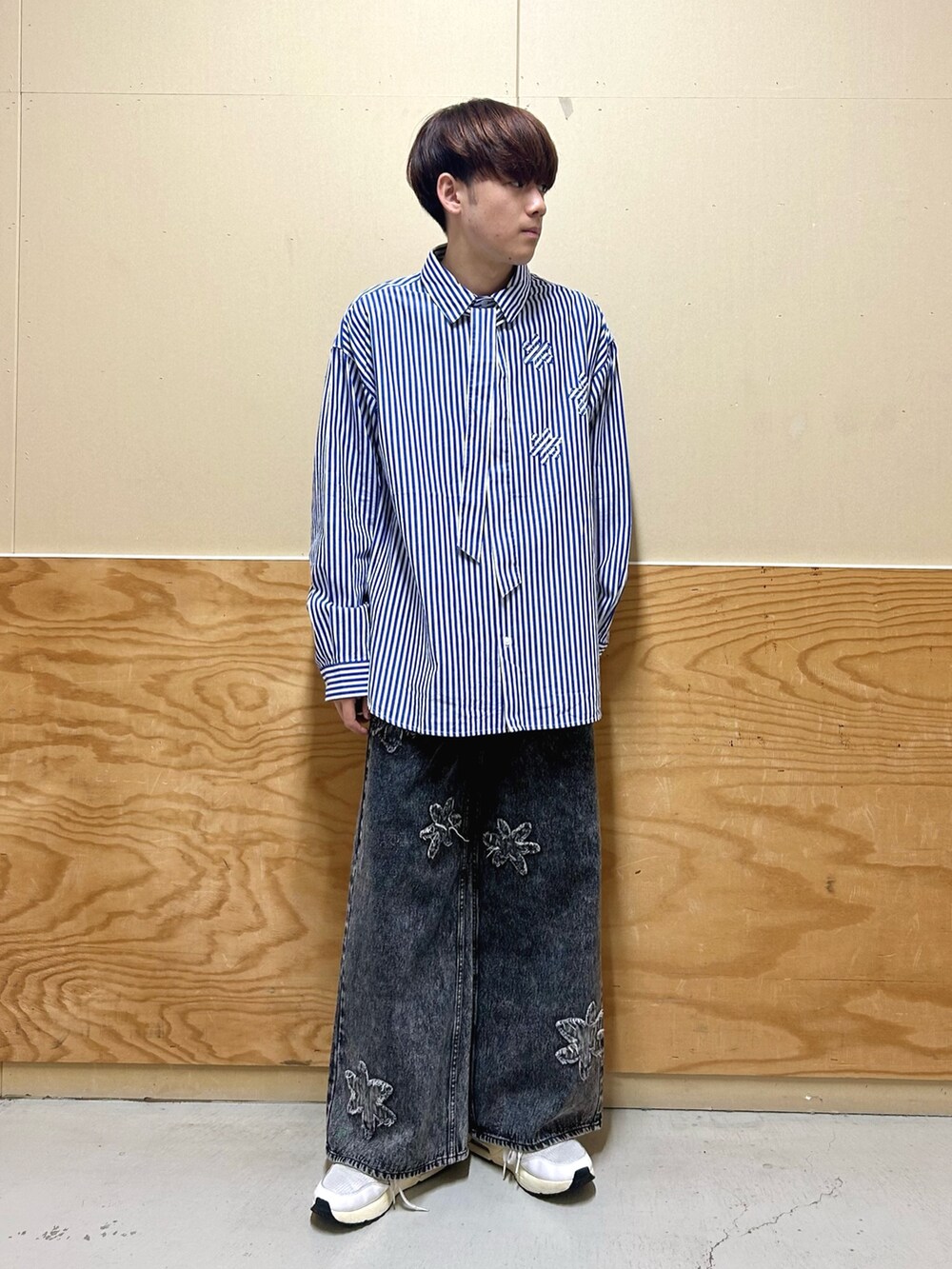 その他のシャツ/ブラウス、ブラック系のその他アウター、ブラック系のデニムパンツを着用したメンズの春コーディネートの4枚目の写真