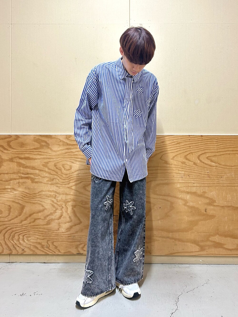 その他のシャツ/ブラウス、ブラック系のその他アウター、ブラック系のデニムパンツを着用したメンズの春コーディネートの5枚目の写真