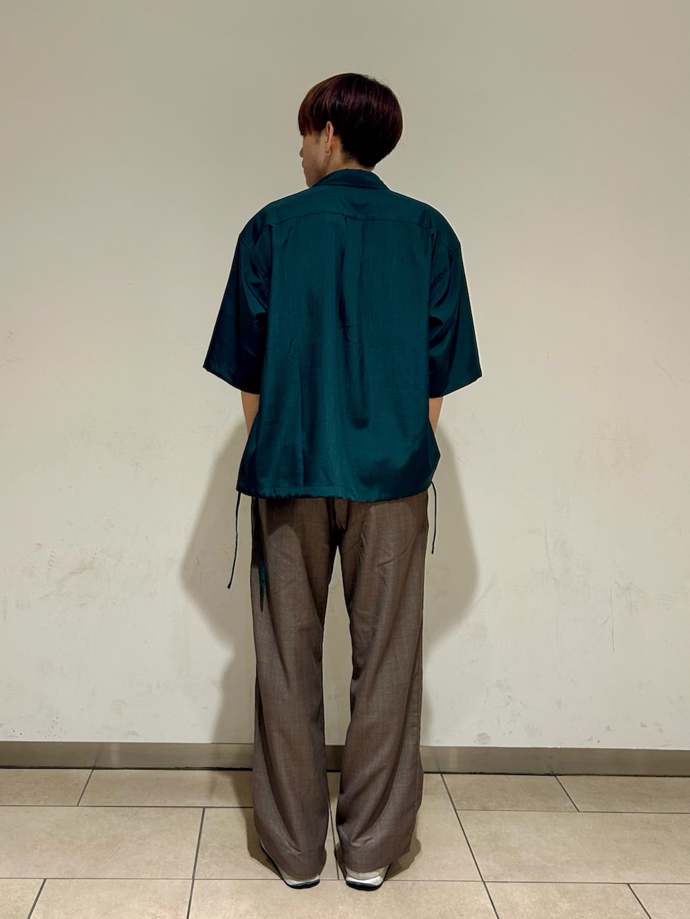 グリーン系のシャツ/ブラウス、ブラック系のTシャツ/カットソー、ブラウン系のその他パンツを着用したメンズの夏コーディネートの2枚目の写真