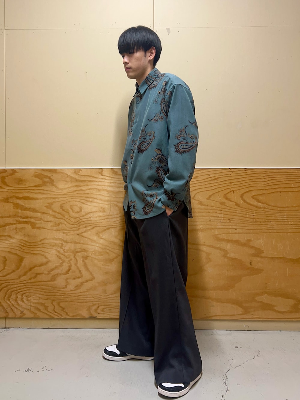 ブラック系のその他アウター、グレー系のその他パンツ、ブラック系のTシャツ/カットソーを着用したメンズの春コーディネートの4枚目の写真