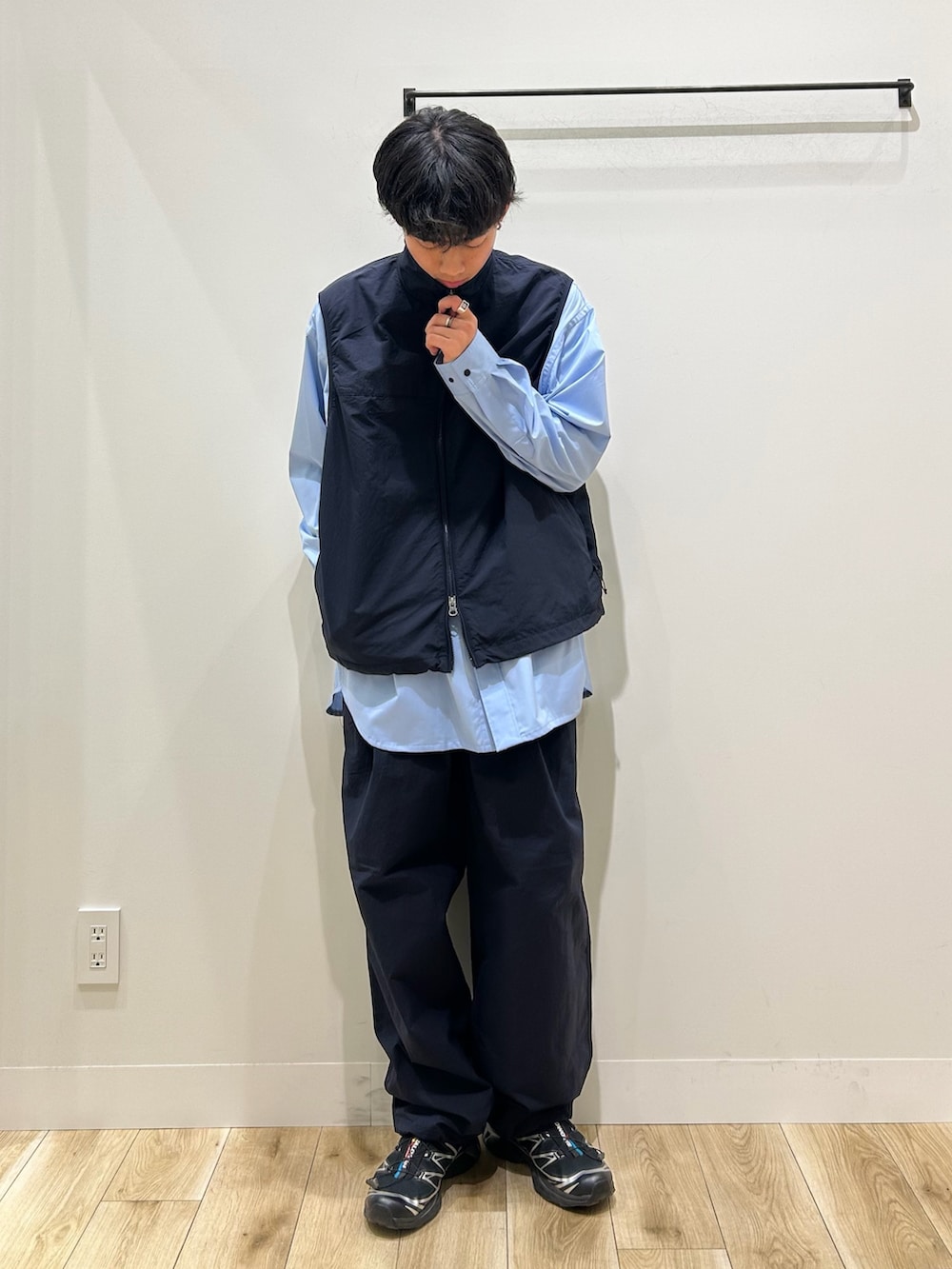 ブルー系のベスト、ブルー系のシャツ/ブラウス、ブルー系のその他パンツを着用したメンズの春コーディネートの2枚目の写真