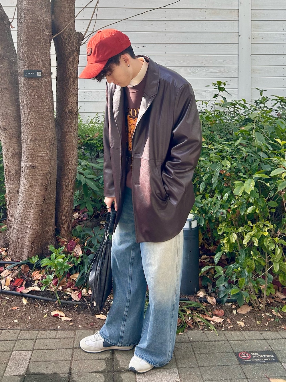 ホワイト系のニット/セーター、ブラウン系のスウェット、ブラウン系のその他アウターを着用したメンズの冬コーディネートの3枚目の写真