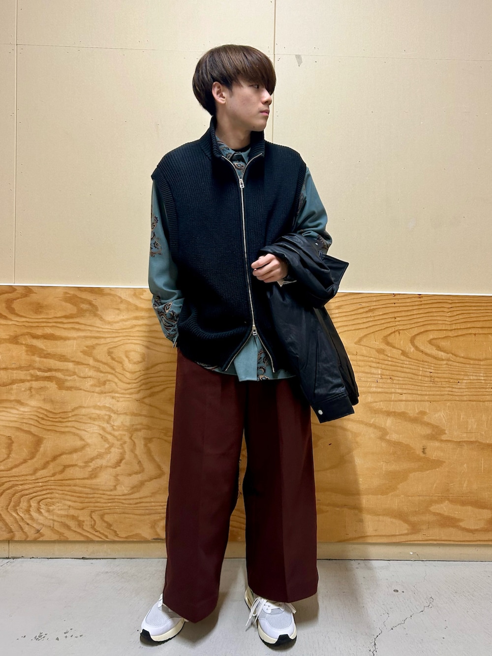 ブラック系のその他アウター、ブラック系のベスト、ブルー系のシャツ/ブラウスを着用したメンズの春コーディネートの4枚目の写真