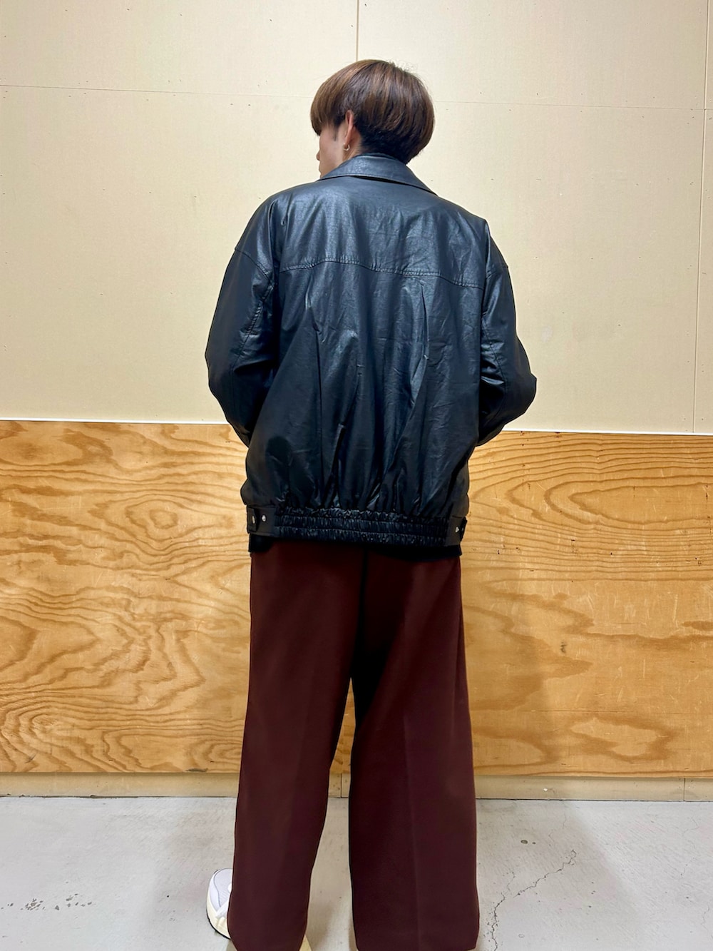 ブラック系のその他アウター、ブラック系のベスト、ブルー系のシャツ/ブラウスを着用したメンズの春コーディネートの3枚目の写真