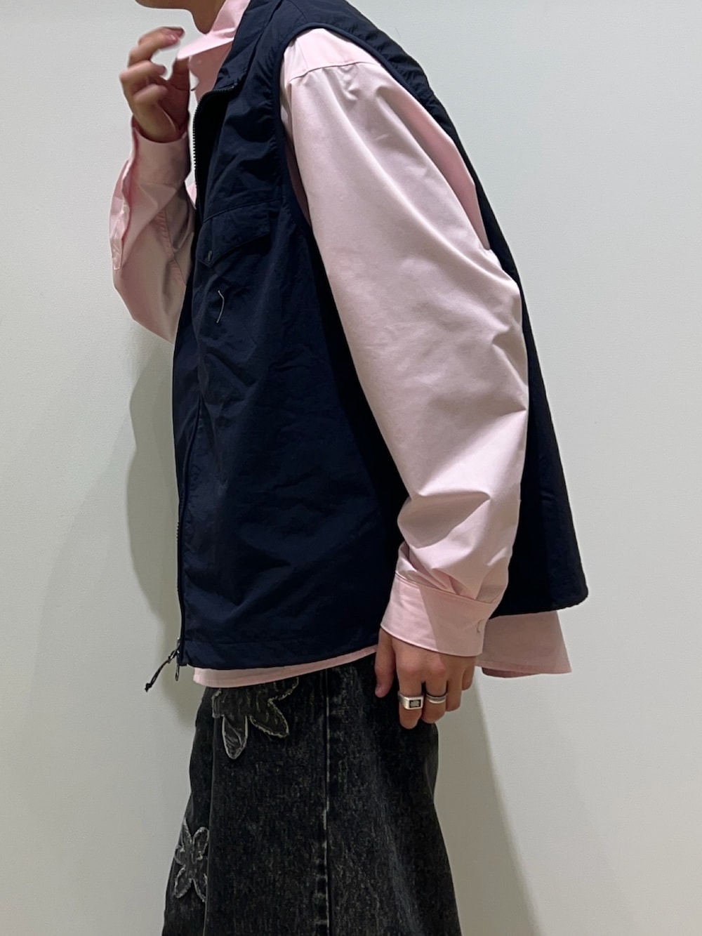 ブルー系のベスト、ピンク系のシャツ/ブラウス、ブラック系のデニムパンツを着用したメンズの春コーディネートの4枚目の写真