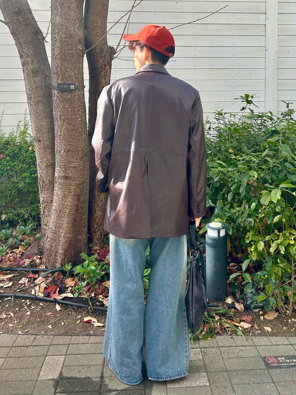 ホワイト系のニット/セーター、ブラウン系のスウェット、ブラウン系のその他アウターを着用したメンズの冬コーディネートの4枚目の写真