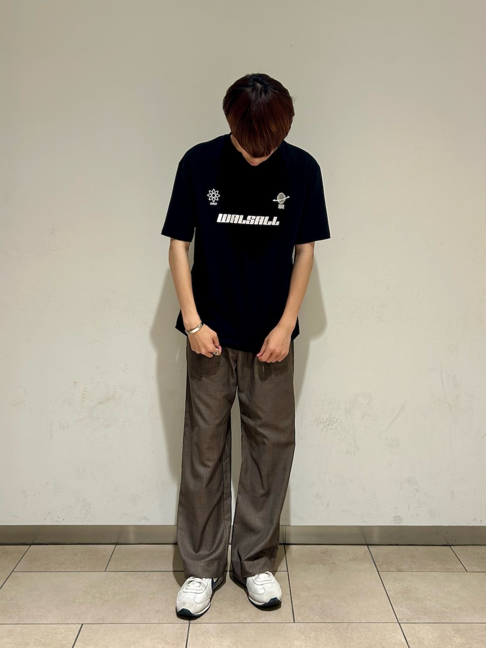 グリーン系のシャツ/ブラウス、ブラック系のTシャツ/カットソー、ブラウン系のその他パンツを着用したメンズの夏コーディネートの3枚目の写真