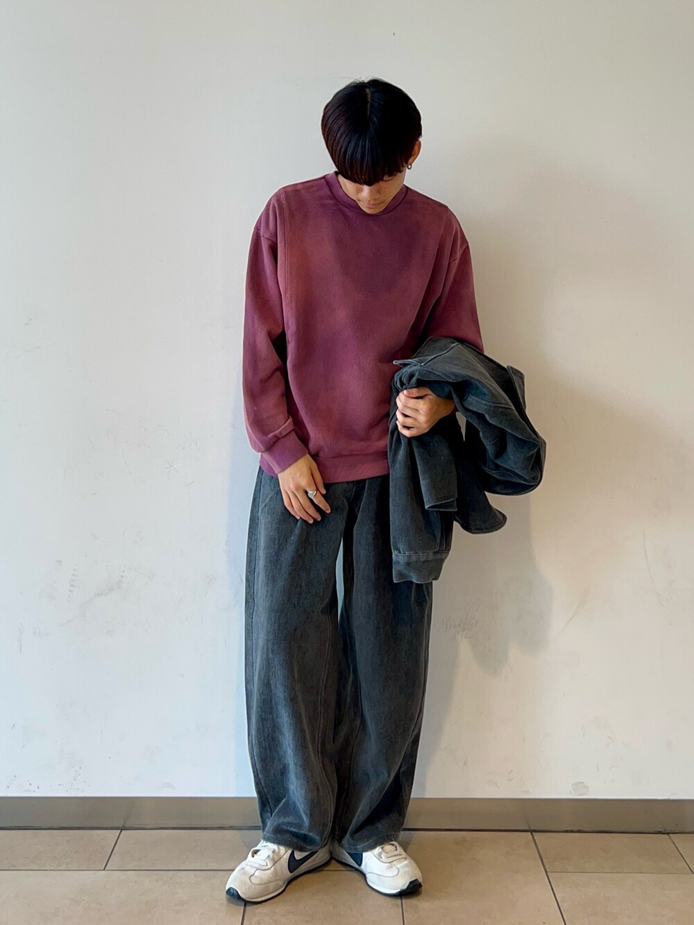 ブラック系のブルゾン、ピンク系のスウェット、ブラック系のその他パンツを着用したメンズの秋コーディネートの6枚目の写真